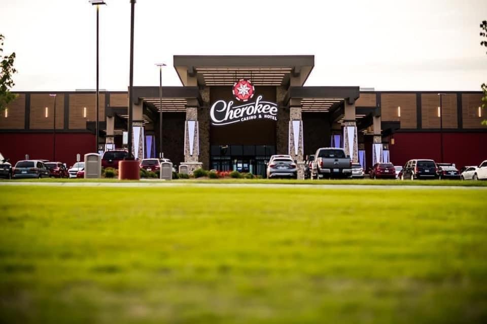Cherokee Casino Hotel Roland Dış mekan fotoğraf