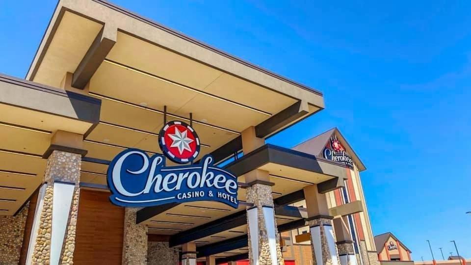 Cherokee Casino Hotel Roland Dış mekan fotoğraf